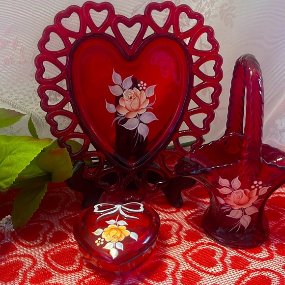 Westmoreland Heart Shaped Ruby Red , Hand Painted and signed
3 piece set - Picture 1 of 9